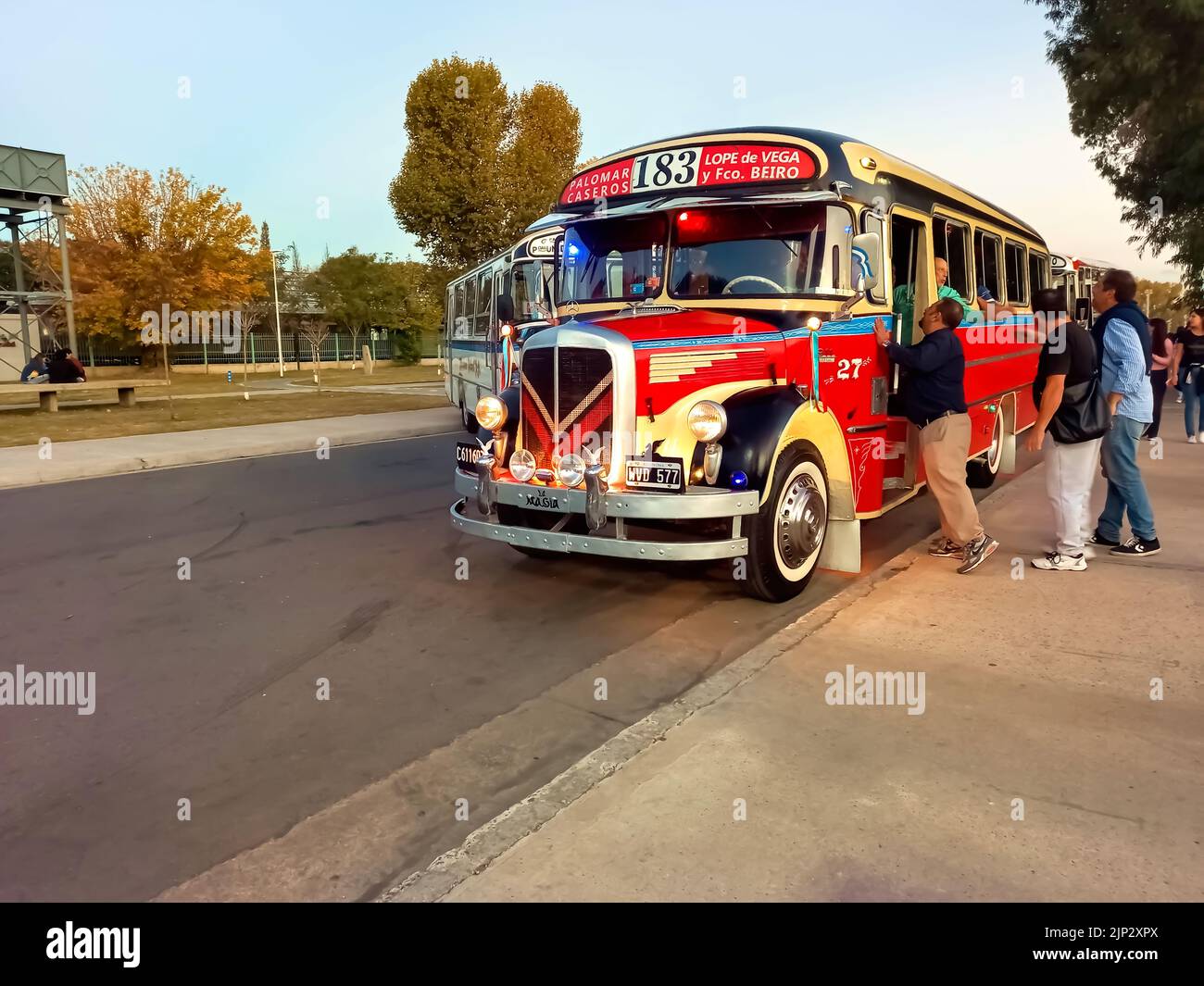 Rosso classico Mercedes Benz 911 autobus 1970s per il trasporto pubblico di passeggeri a Buenos Aires. Ornamenti tradizionali in fileteado. Expo Fierro 2022. CopySpace Foto Stock