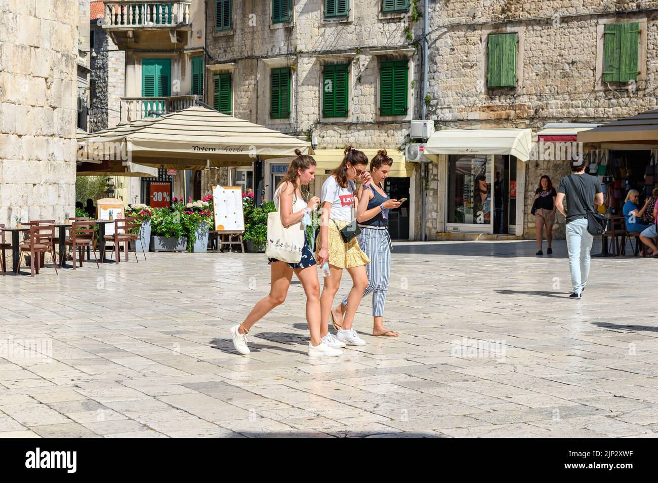 Le tre belle ragazze che camminano per la strada a Spalato, Croazia. Foto Stock