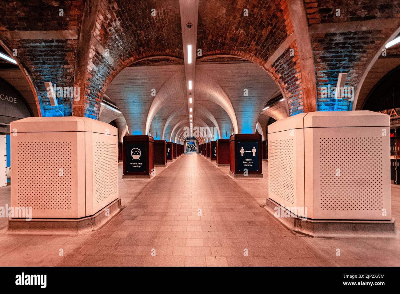 Una stazione della metropolitana illuminata vuota. Londra, Regno Unito. Foto Stock