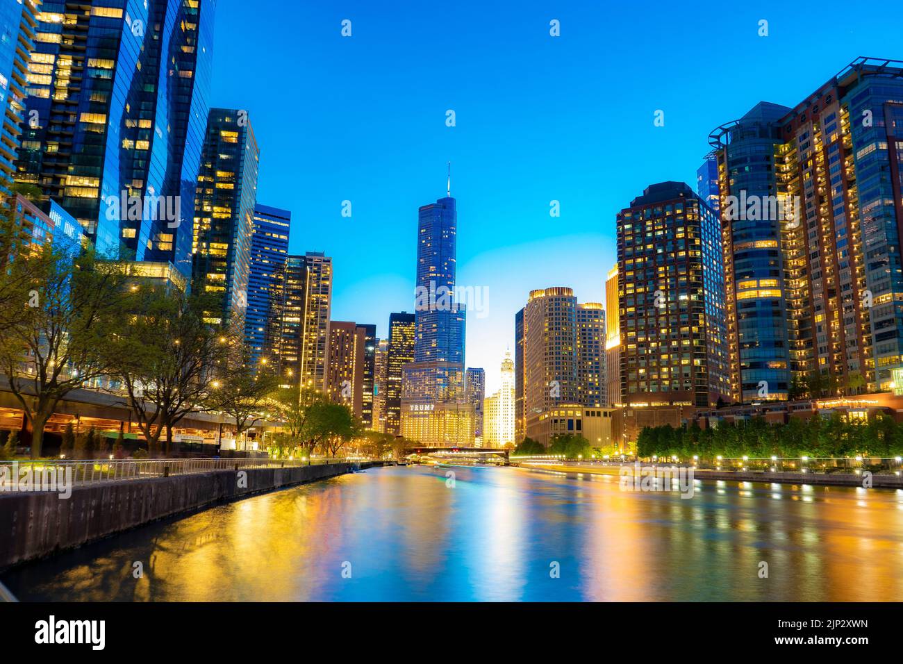 Gli edifici illuminati sulla riva del fiume in serata. Chicago, Stati Uniti. Foto Stock