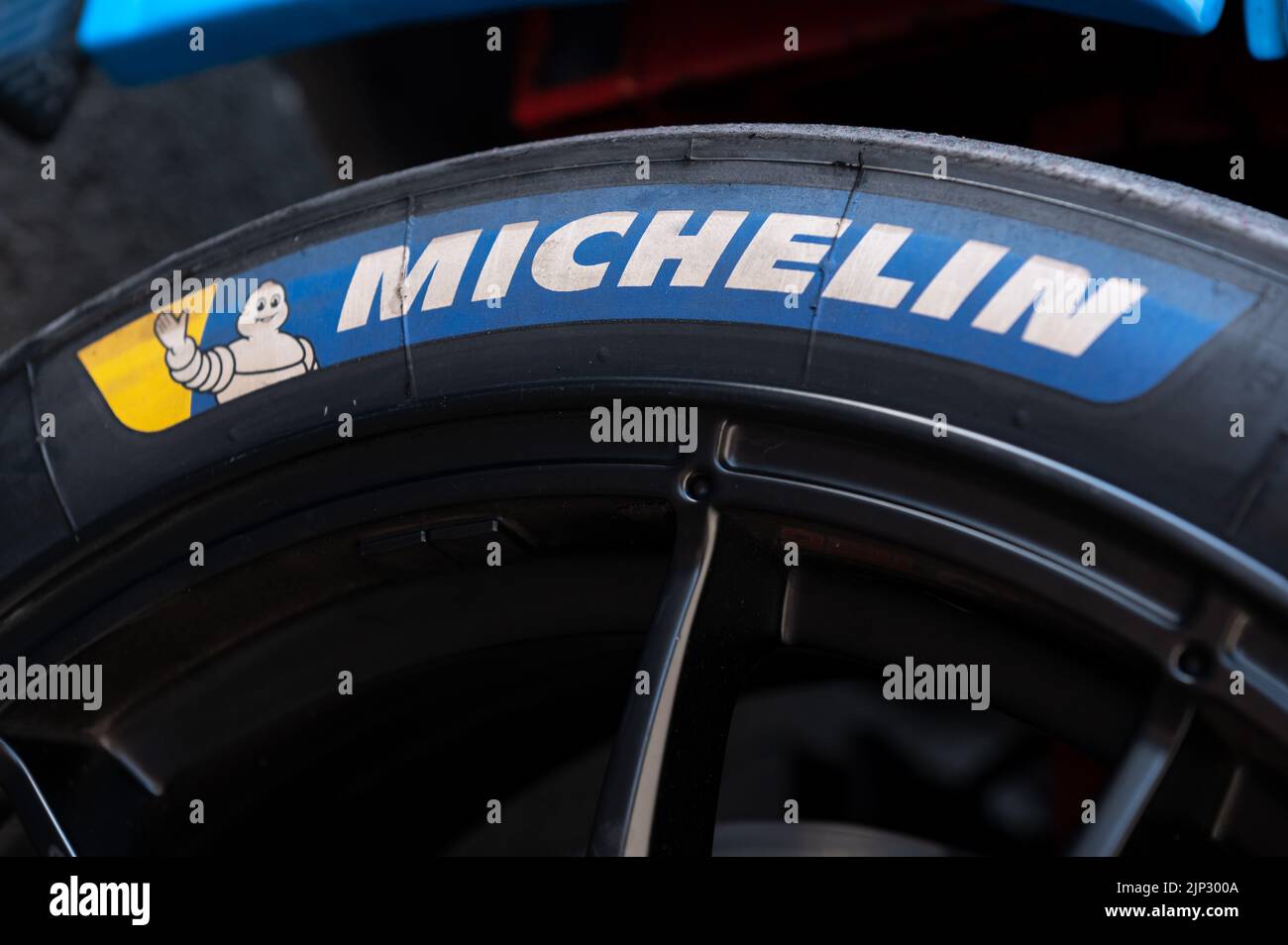 Villingen Schwenningen, Germania. 12th ago, 2022. Il logo del produttore francese di pneumatici Michelin può essere visto su una slick. Credit: Silas Stein/dpa/Alamy Live News Foto Stock