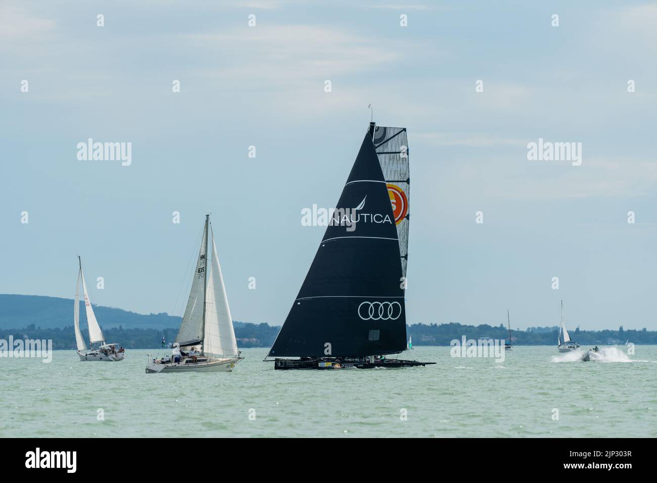 TIHANY - LUGLIO 14 : le barche a vela gareggiano sul campionato Kekszalag 54 al lago Balaton il 14 Luglio 2022 a Tihany, Ungheria. Foto Stock