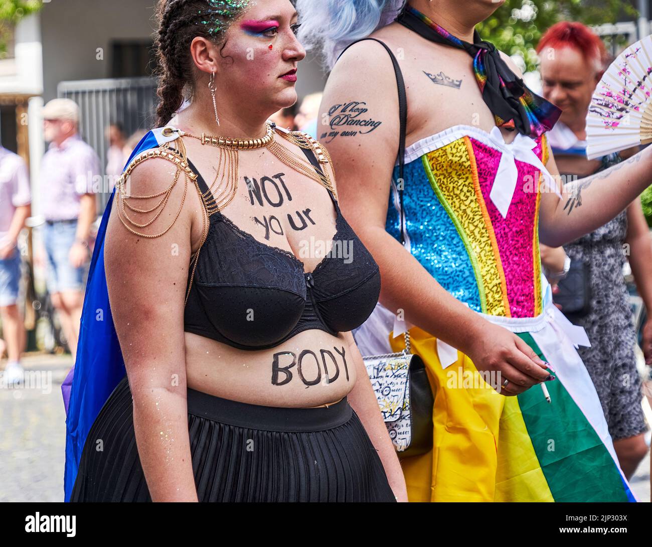 Braunschweig, Germania, 13 agosto 2022: Donna con reggiseno nero e faccia fatta alla parata CSD Foto Stock