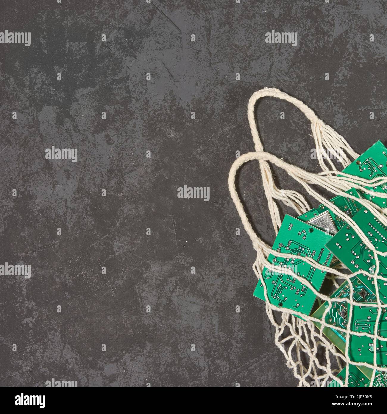 Riparazione di dispositivi elettronici in officina. Recupero e smaltimento dei rifiuti elettronici. Foto Stock