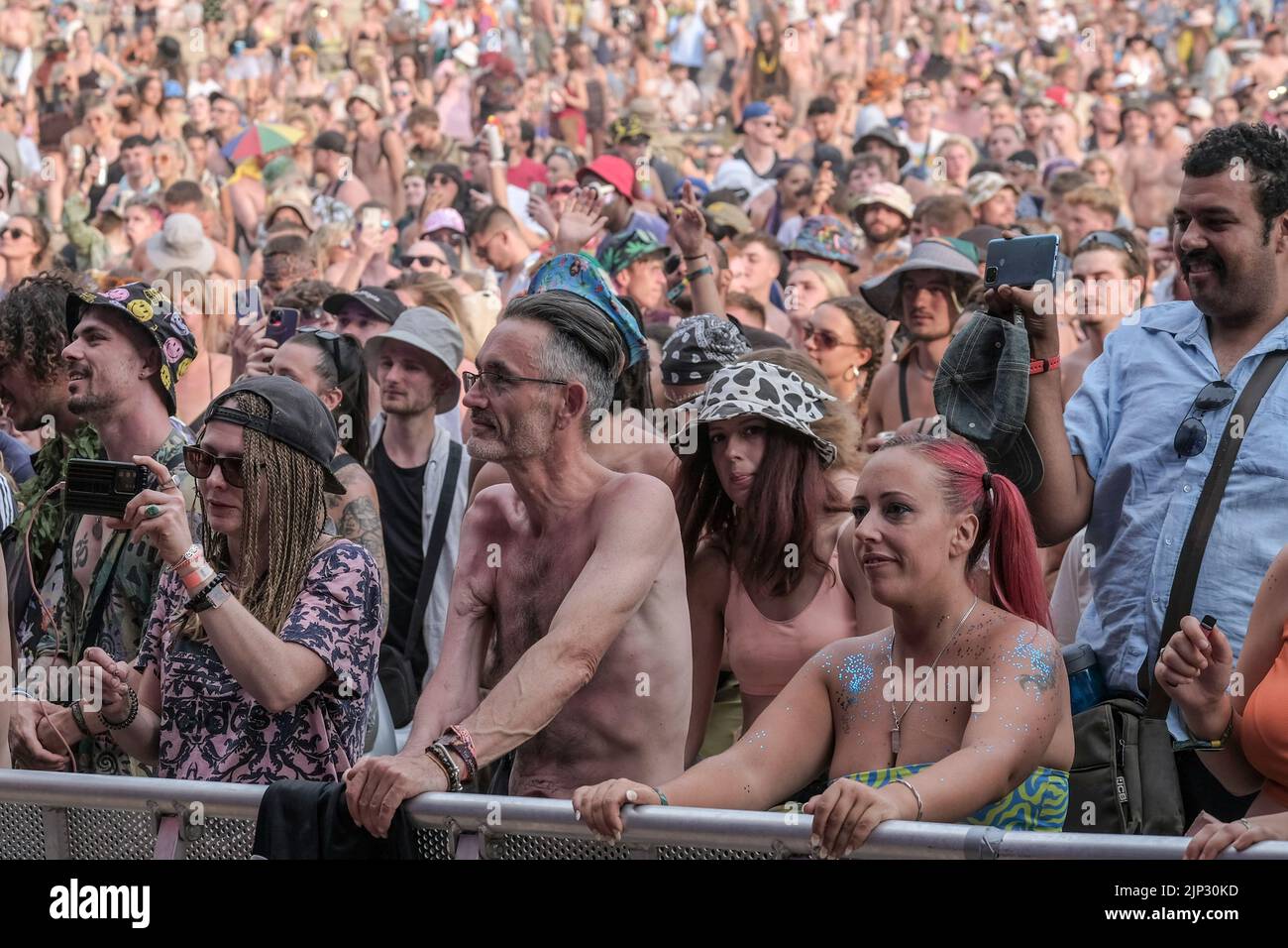 Winchester, Regno Unito. 14th ago, 2022. Folle di giovani in costume visto cantare e ballare al Fair Festival. Boomtown è un festival di musica britannica che si tiene ogni anno nella tenuta di Matterley nel South Downs National Park, vicino a Winchester. (Foto di Dawn Fletcher-Park/SOPA Images/Sipa USA) Credit: Sipa USA/Alamy Live News Foto Stock