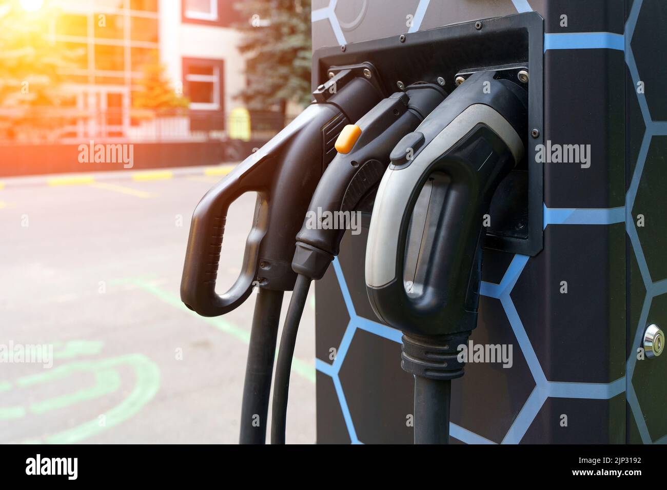 Stazione di ricarica per auto elettriche. Tipi e connettori di porte per la ricarica dei veicoli. Foto di alta qualità Foto Stock