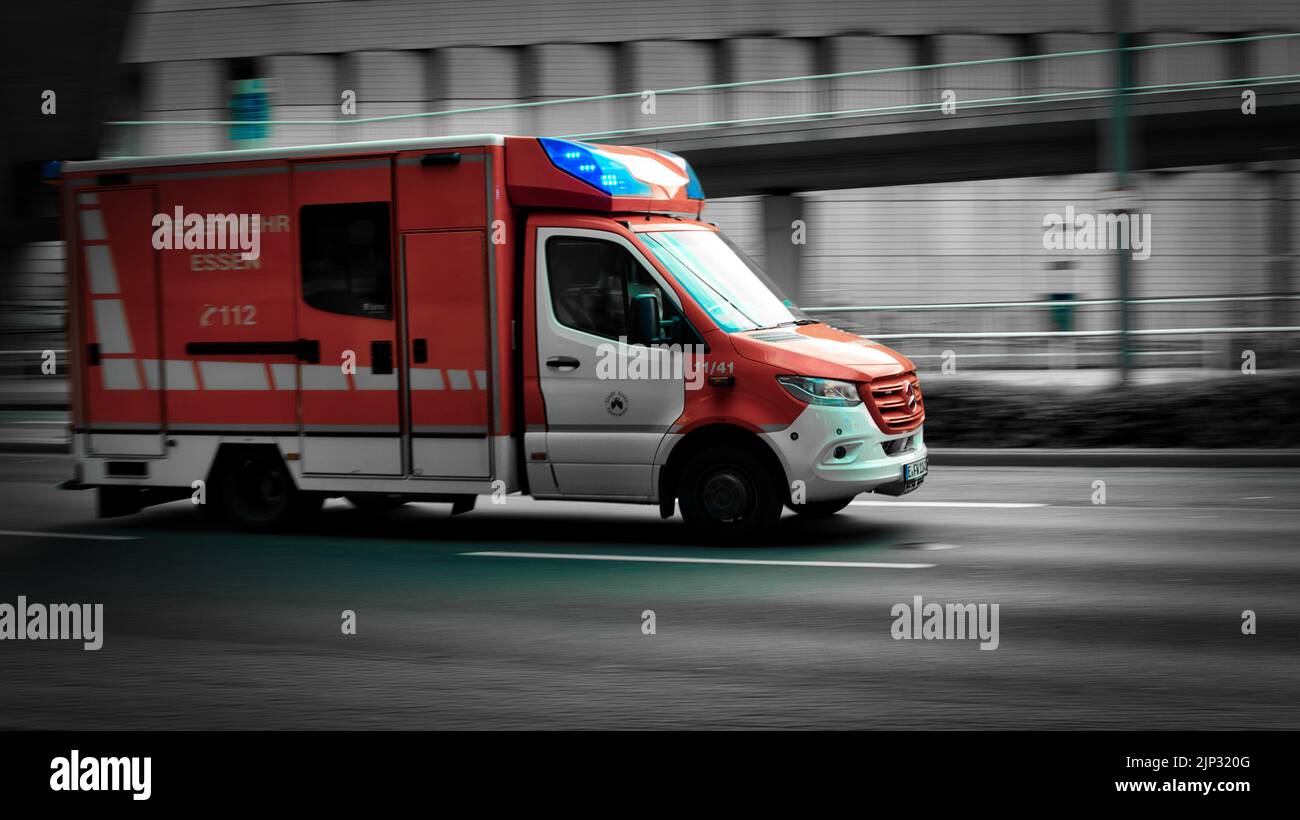 Un lungo scatto alla velocità dell'otturatore di un'auto in ambulanza in una missione vicino alla fiera in Germania Foto Stock