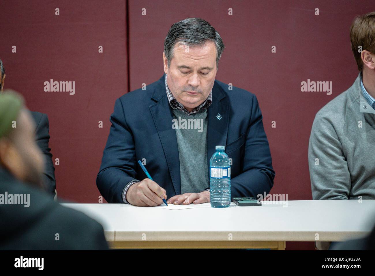 Jason Kenney prendere appunti in un comune municipio anche Foto Stock