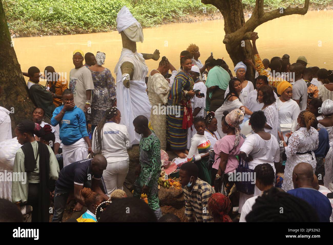 Adoratori al festival Osun-Osombo, a Osombo, la capitale del sud-ovest dello stato di Osun della Nigeria. Il festival Osun-Osombo offre un'opportunità per gli indigeni di Osombo, turisti e altri amanti del divertimento di convergere in città per la celebrazione annuale della divinità femminile Yoruba che si ritiene porti buona fortuna e fertilità per i devoti. Il festival ha ottenuto un riconoscimento globale. Nigeria. Foto Stock