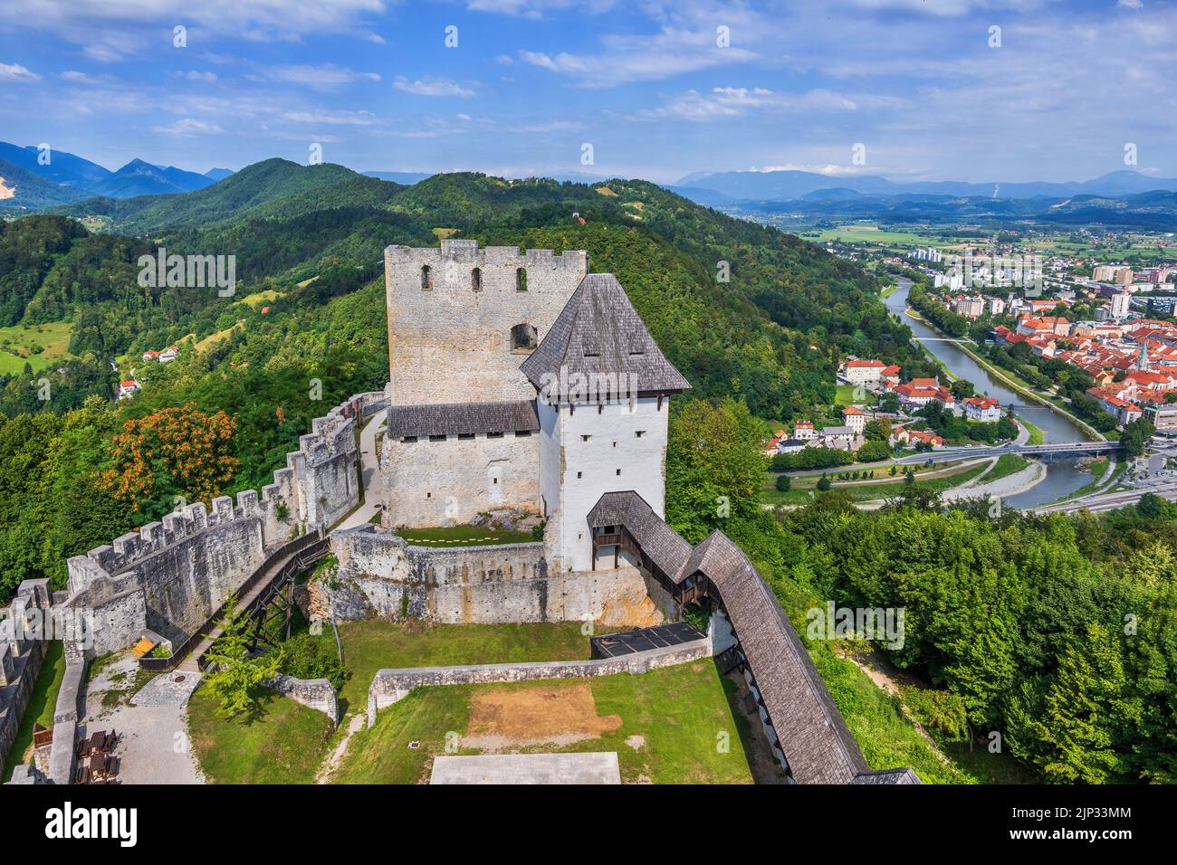 Il castello di Celje e la città in Slovenia, paesaggio con castello