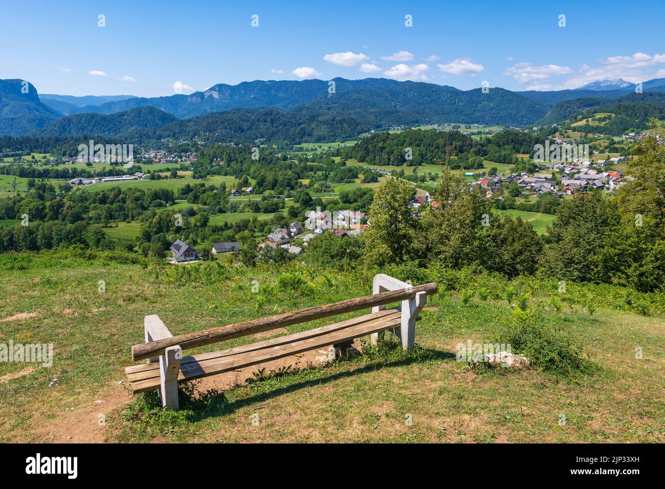 Paesaggio della Slovenia settentrionale con panca unica e vista sulla campagna slovena nella regione della Carniola superiore (Gorenjska), confine del Triglav National P Foto Stock