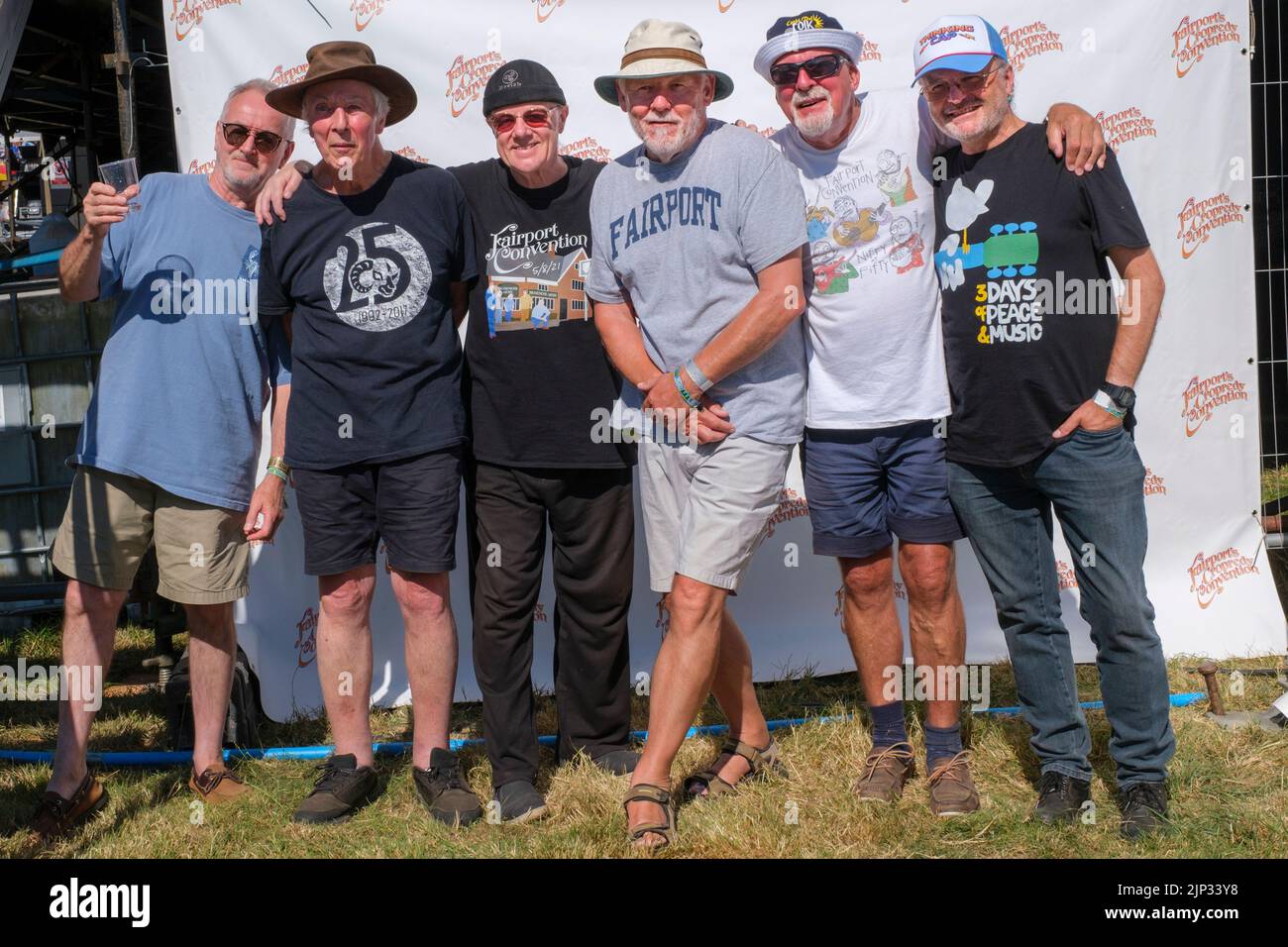 Dave Mattacks, Gerry Conway, Ric Sanders, Simon Nicolò, Dave Pegg e Chris Leslie della Convention di Fairport sono un backstage presso il Cropedy Convent di Fairport Foto Stock