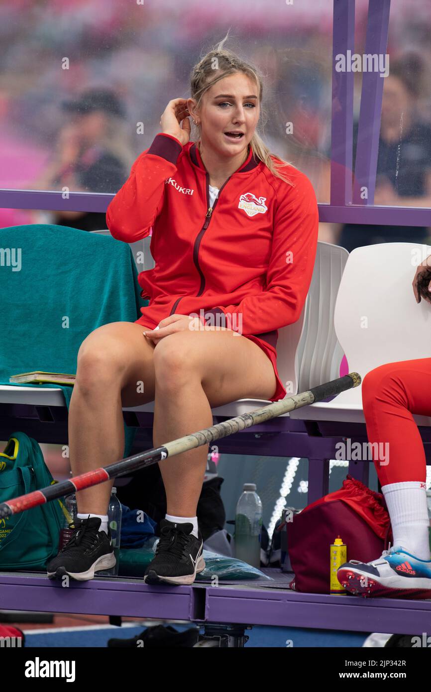 Molly Caudery dell'Inghilterra gareggia nella finale della pole vault femminile ai Commonwealth Games all'Alexander Stadium di Birmingham, Inghilterra, il 2nd agosto Foto Stock