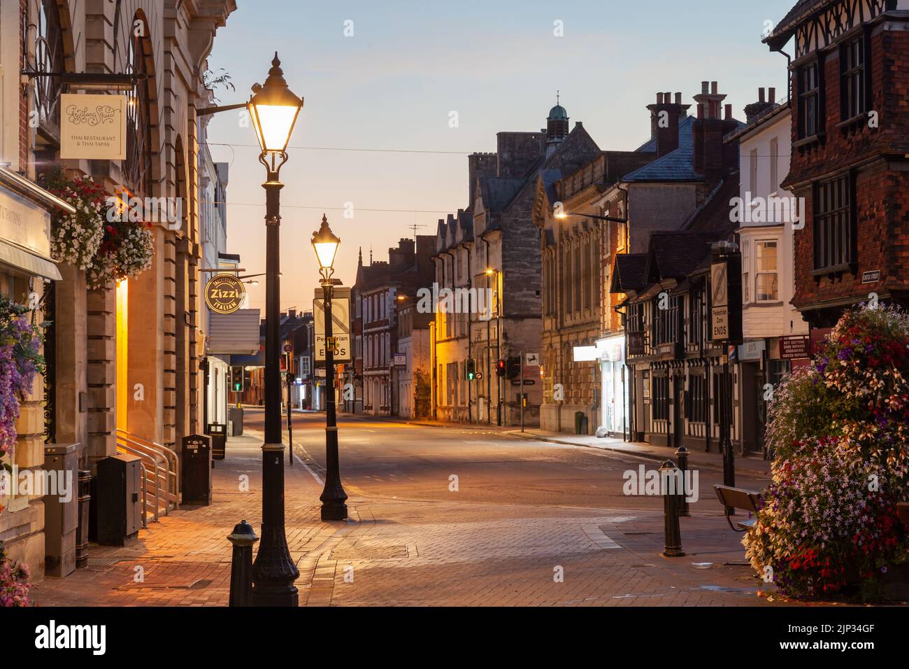 Dawn su Castle Street nel centro di Salisbury, nel Wiltshire, Inghilterra. Foto Stock