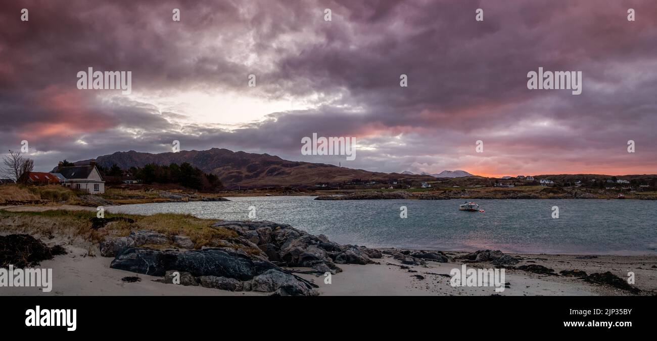 Paesaggio Scozzese - Vista panoramica della costa delle Highland scozzesi con cottage del crofter con vista sul mare all'alba, vicino ad Arisaig, Scozia, Regno Unito Foto Stock