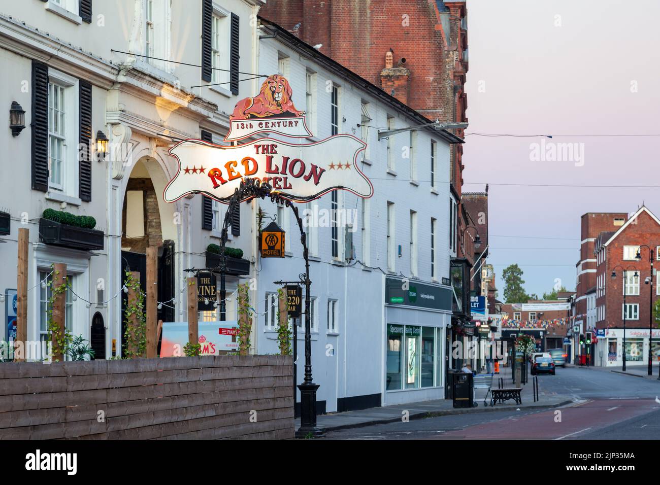 L'alba estiva all'hotel Red Lion a Salisbury, nel Wiltshire, Inghilterra. Foto Stock