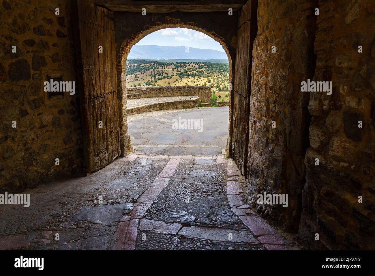 Castello di Pedraza a Segovia. Antico palazzo medievale di cavalieri in pietra. Fortezza con strade interne in pietra, piante verdi, archi e gallerie. Spagna Foto Stock
