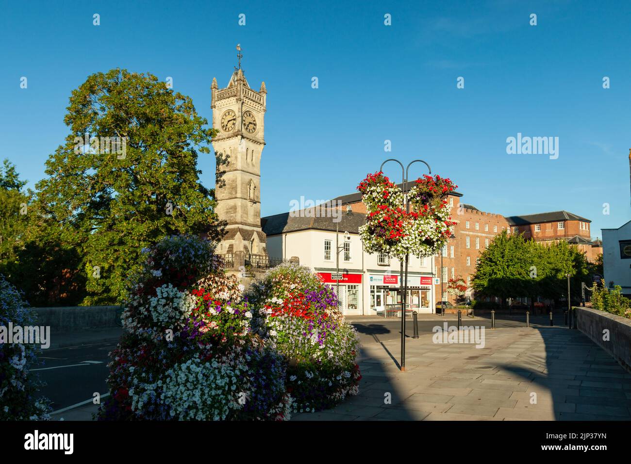 Mattinata estiva presso la Torre dell'Orologio nel centro di Salisbury, nel Wiltshire, Inghilterra. Foto Stock