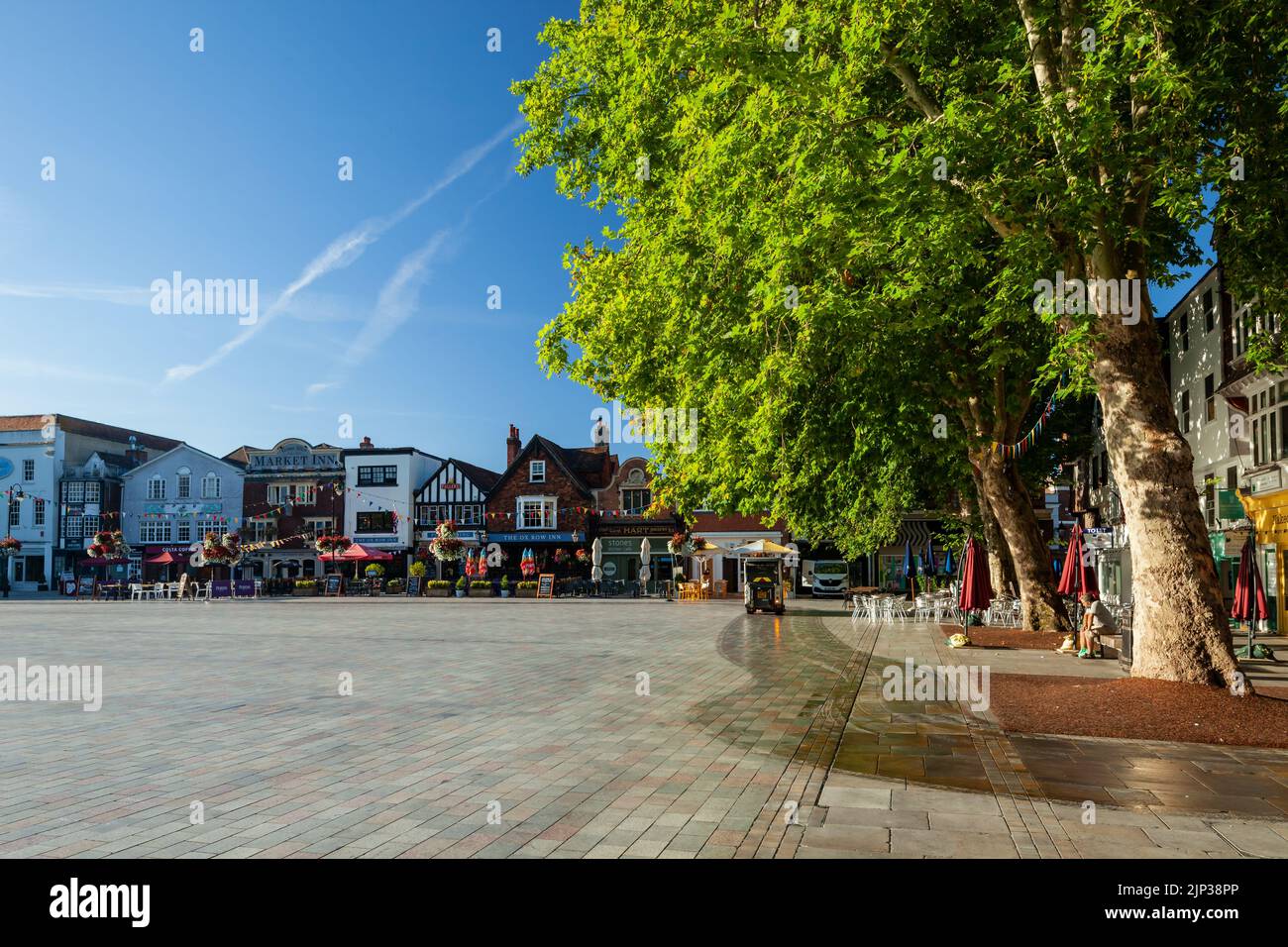 Mattinata di sole al Market Place nel centro di Salisbury, Wiltshire, Inghilterra. Foto Stock