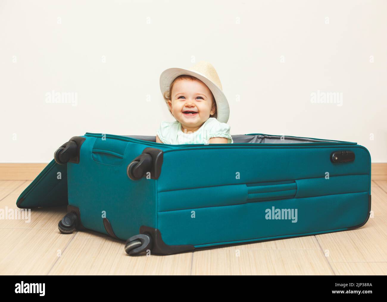 bambino, felice, viaggio, caso, vacanza estiva, infante, infanti, toddlers, happies, viaggi, casi, vacanze estive Foto Stock