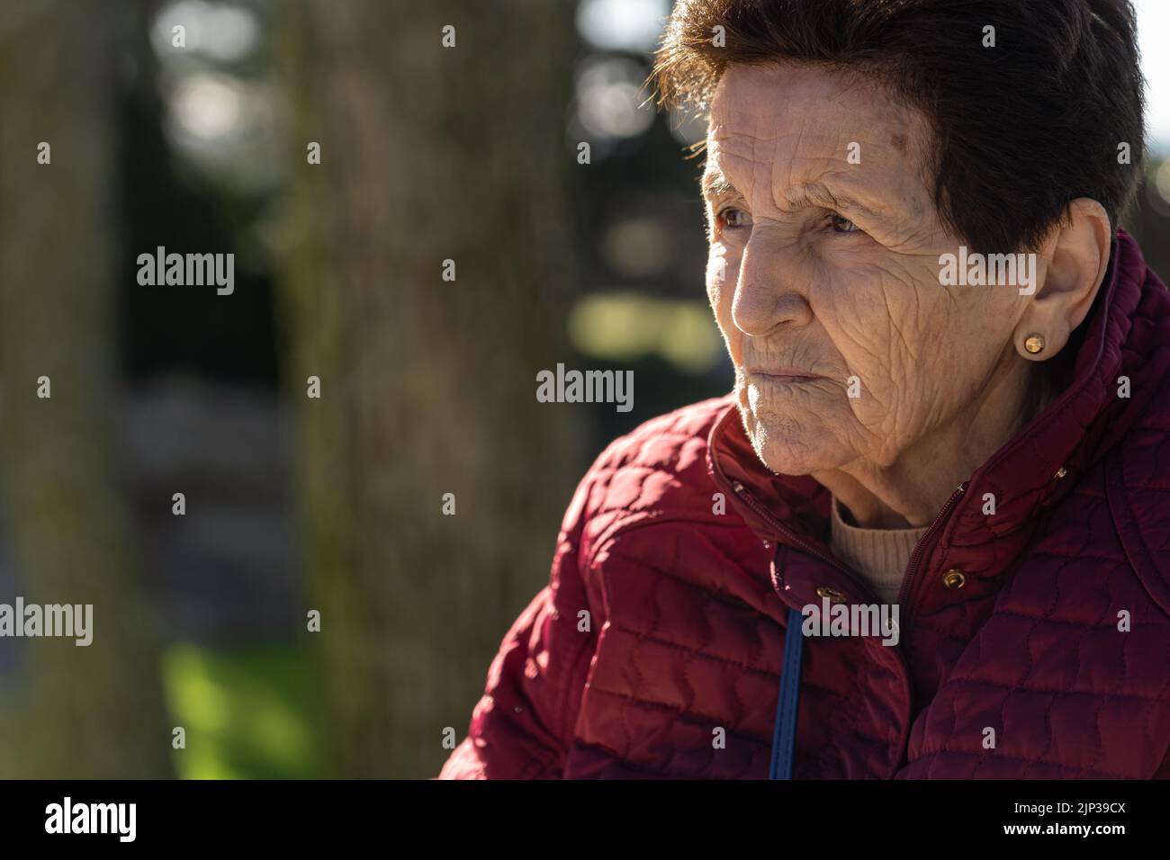 donna anziana di 90 anni triste e in attesa di penitenza. Foto Stock