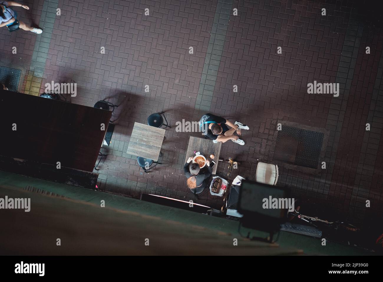 Una vista dall'alto della gente su un tetto aperto del complesso del People's Park a Chinatown, Singapore di notte Foto Stock