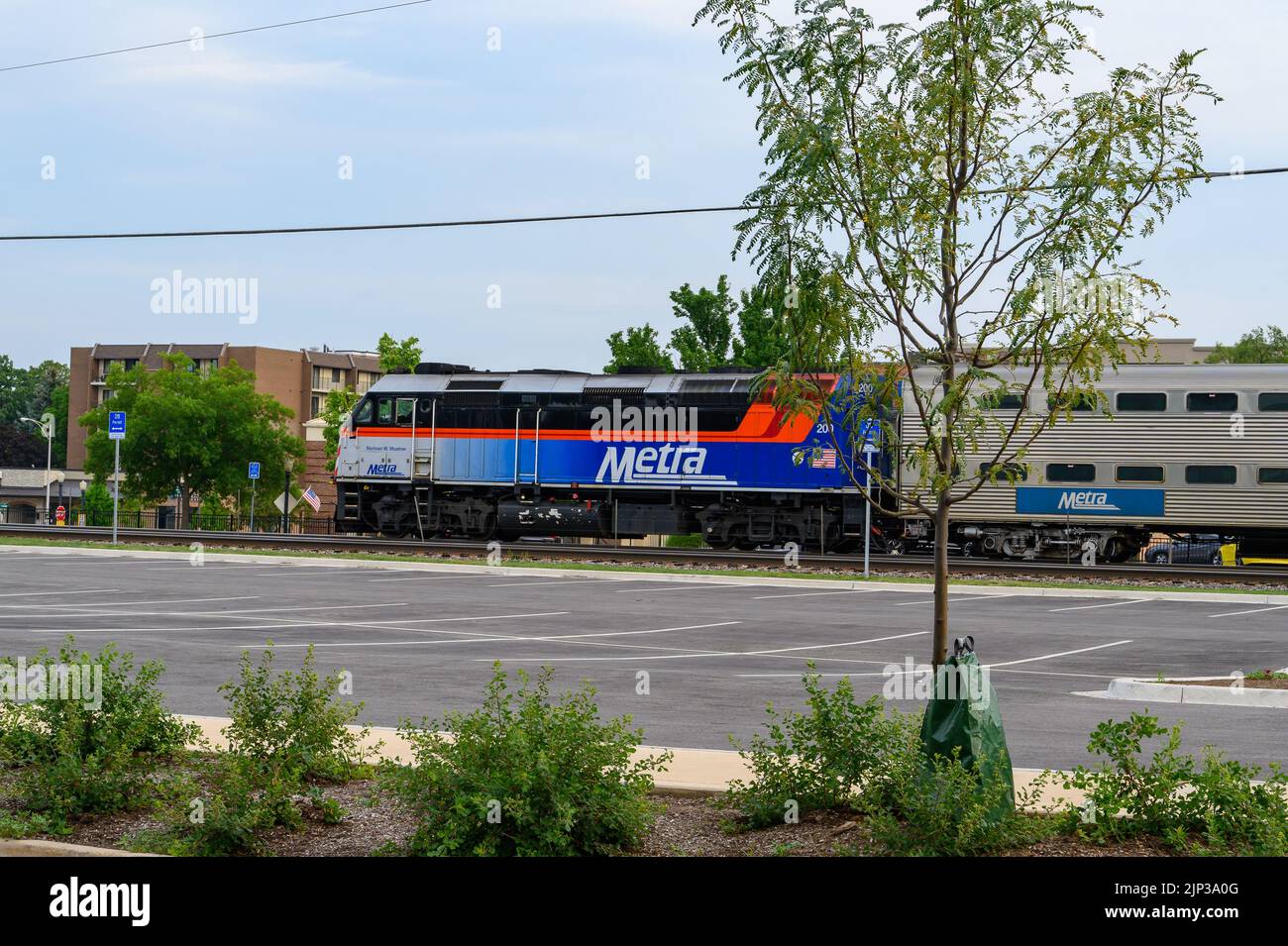 Treno Metra in direzione ovest sulla linea ferroviaria BNSF attraverso Downers Grove, il centro della stazione ferroviaria. Foto Stock