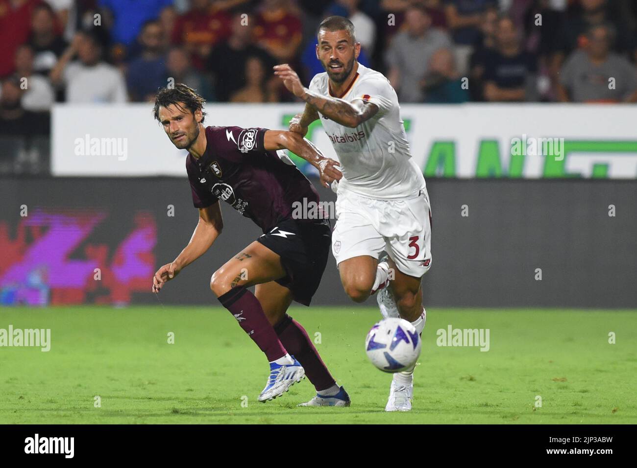 Salerno, Italia. 14th ago, 2022. Roger Ibañez ( COME. Roma) e Antonio Candriva (US. Salernitana 1919) gareggia per la palla con durante la Serie A 2022/23 match tra US Salernitana1919 e COME Roma allo Stadio Arechi di Salerno, Italia, il 14 agosto 2022. (Foto di Agostino Gemito/Pacific Press/Sipa USA) Credit: Sipa USA/Alamy Live News Foto Stock