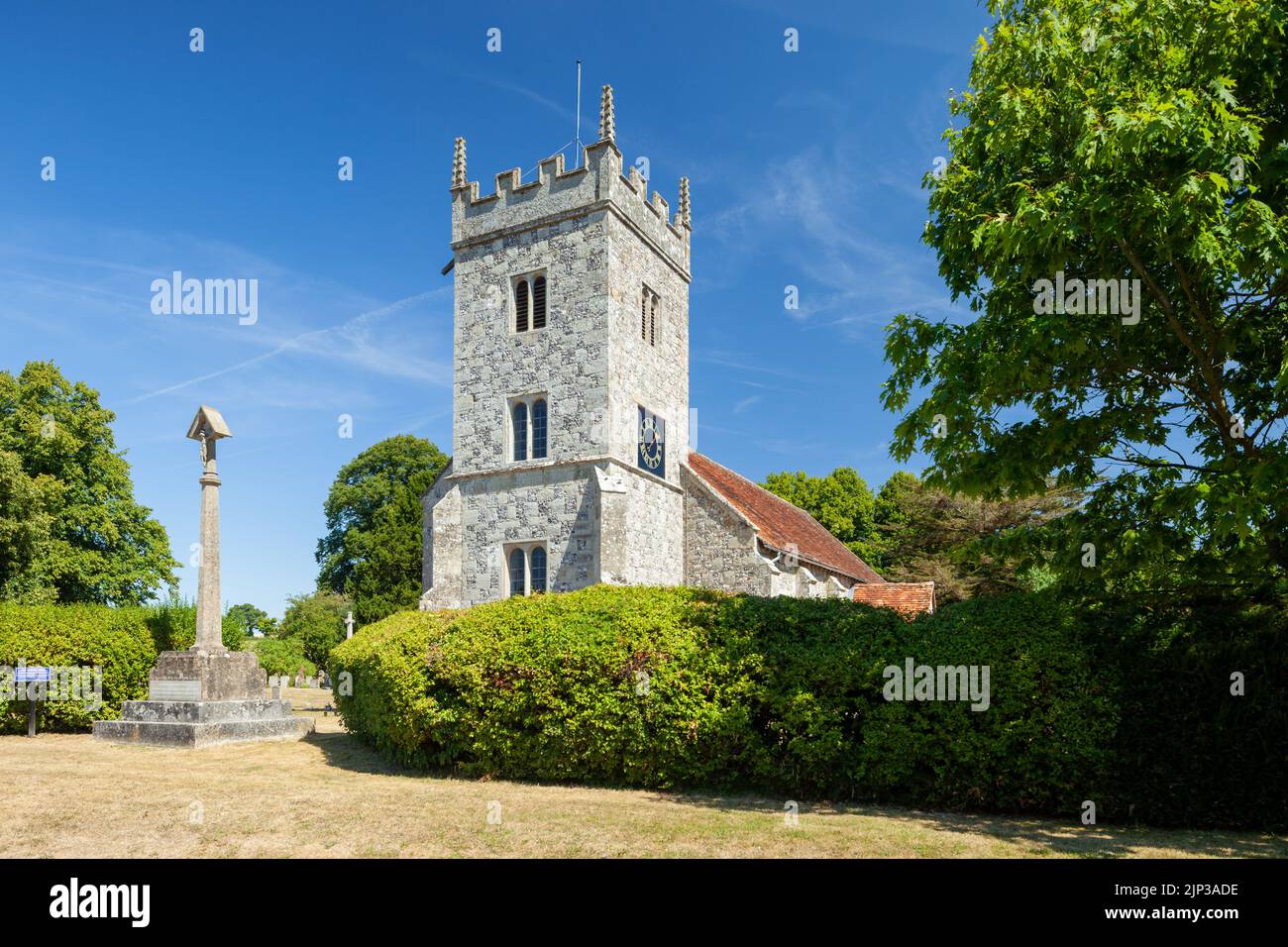 Mezzogiorno estivo alla chiesa di San Lorenzo vicino a Salisbury, Wiltshire, Inghilterra. Foto Stock