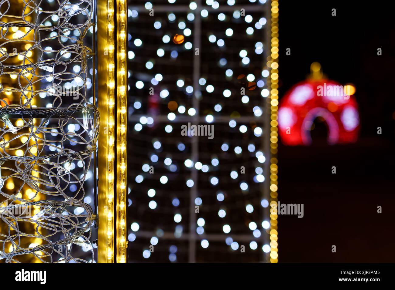 Luci di Natale e decorazioni di notte sulla strada pubblica. Colori vivaci e brillanti. Spagna. Foto Stock