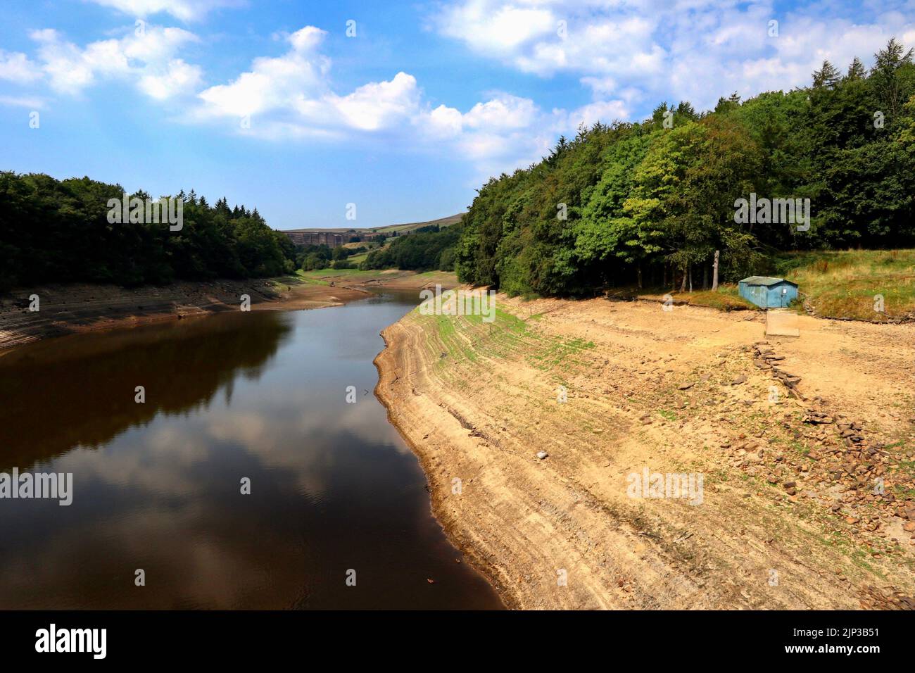 Ryburn Reservoir a Ripponden, estate 2022 a seguito di un periodo estremamente secco, lo Yorkshire è ufficialmente in siccità. Foto Stock