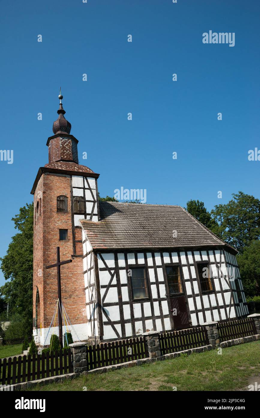 Chiesa di San Massimiliano Kolbe a Radacz, Gmina Borne Sulinowo, all'interno della contea di Szczecinek, Voivodato della Pomerania Occidentale, nella Polonia nord-occidentale Foto Stock