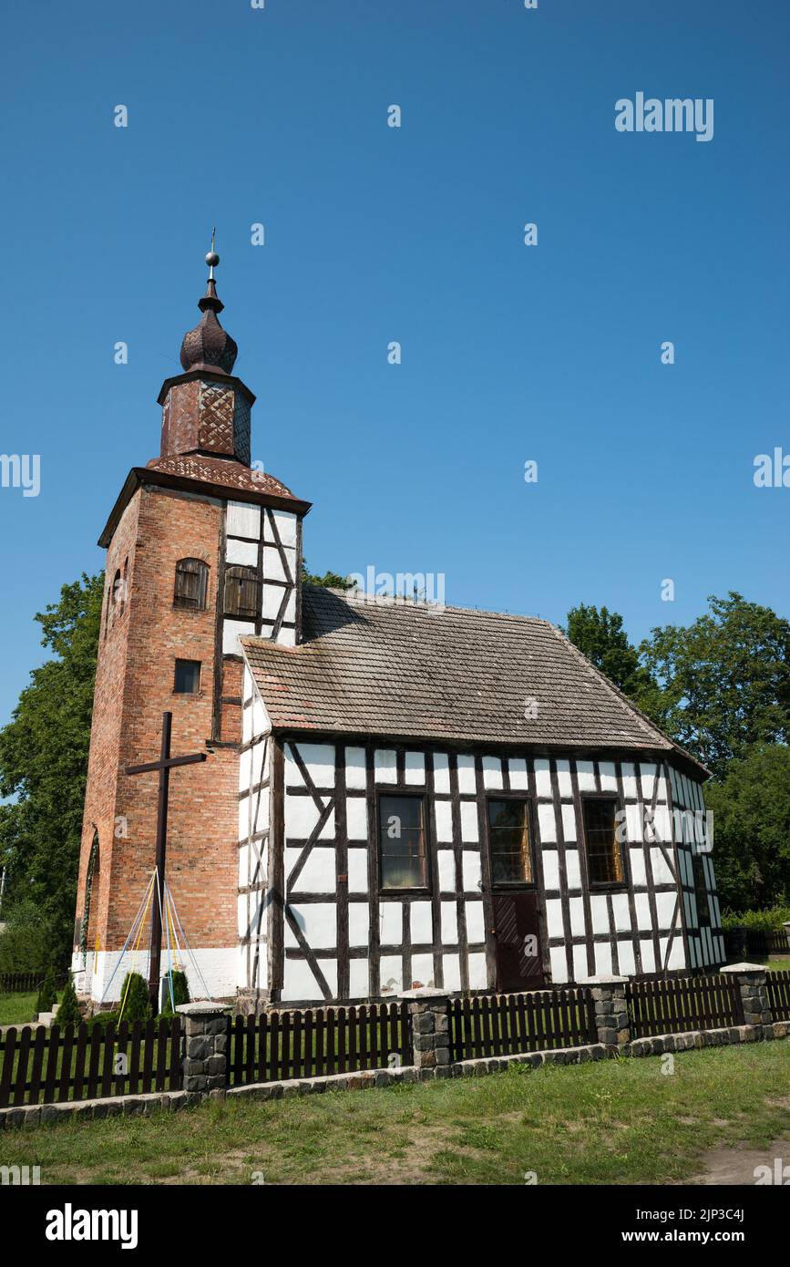 Chiesa di San Massimiliano Kolbe a Radacz, Gmina Borne Sulinowo, all'interno della contea di Szczecinek, Voivodato della Pomerania Occidentale, nella Polonia nord-occidentale Foto Stock