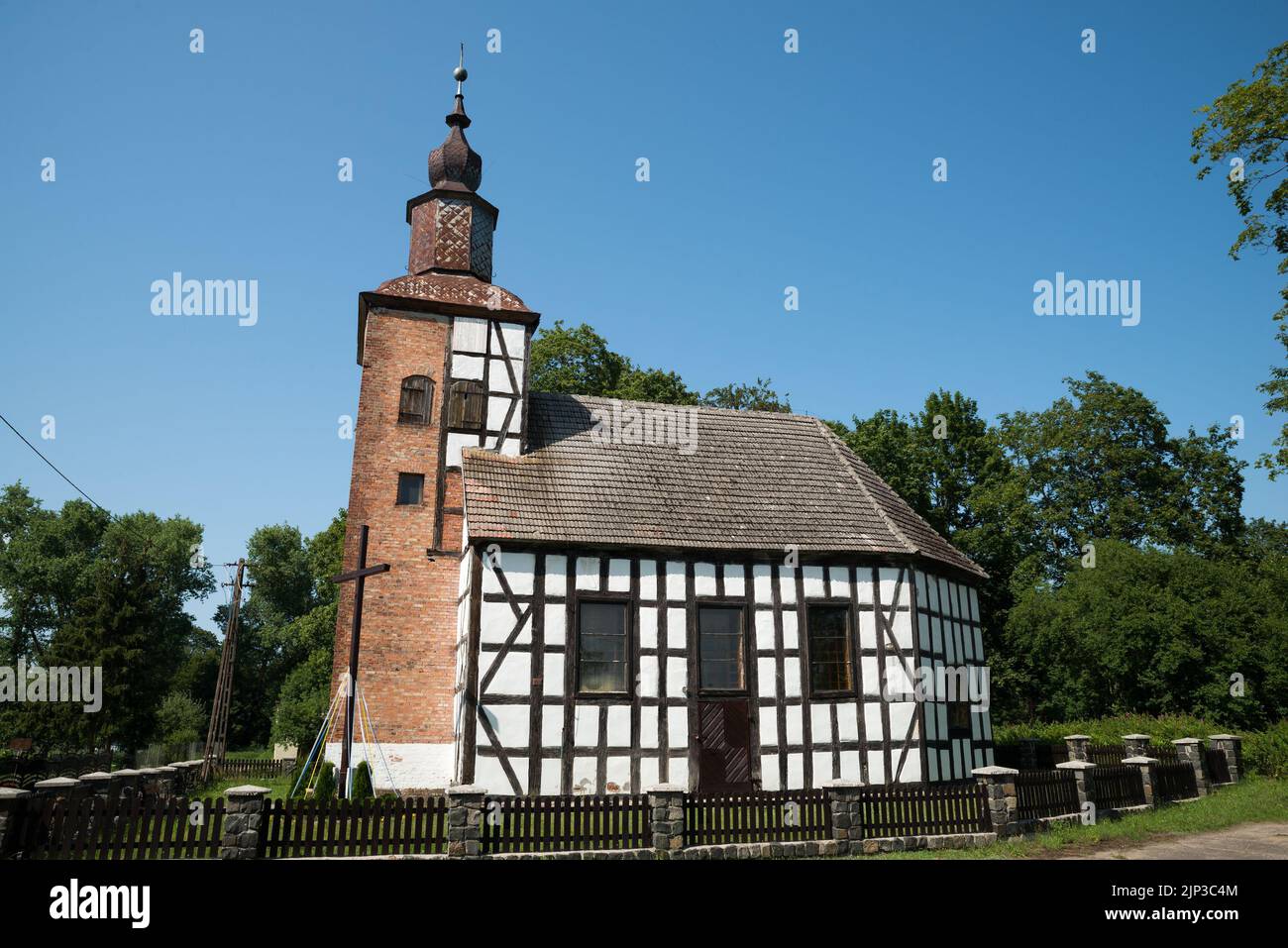 Chiesa di San Massimiliano Kolbe a Radacz, Gmina Borne Sulinowo, all'interno della contea di Szczecinek, Voivodato della Pomerania Occidentale, nella Polonia nord-occidentale Foto Stock