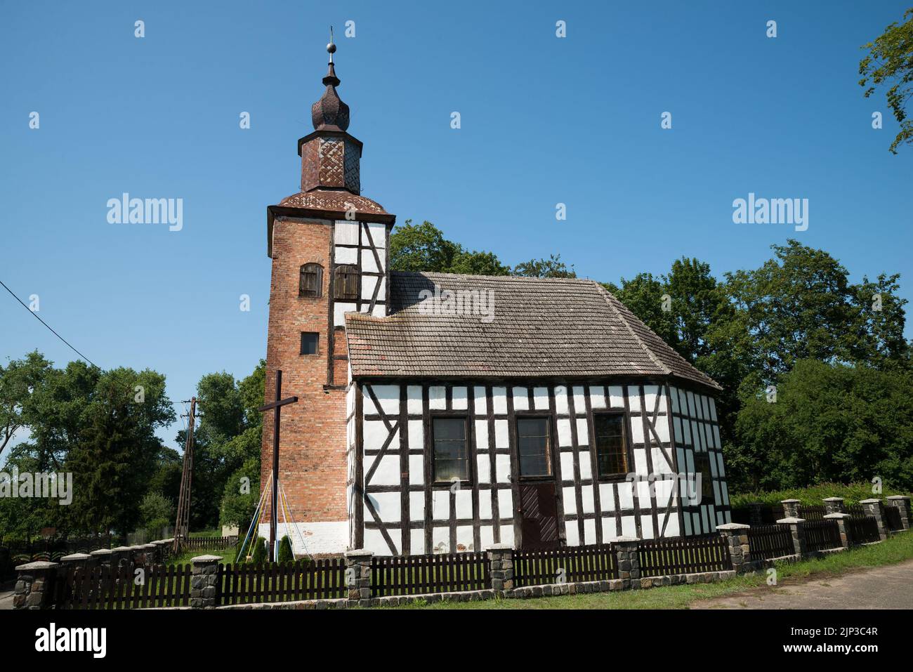 Chiesa di San Massimiliano Kolbe a Radacz, Gmina Borne Sulinowo, all'interno della contea di Szczecinek, Voivodato della Pomerania Occidentale, nella Polonia nord-occidentale Foto Stock