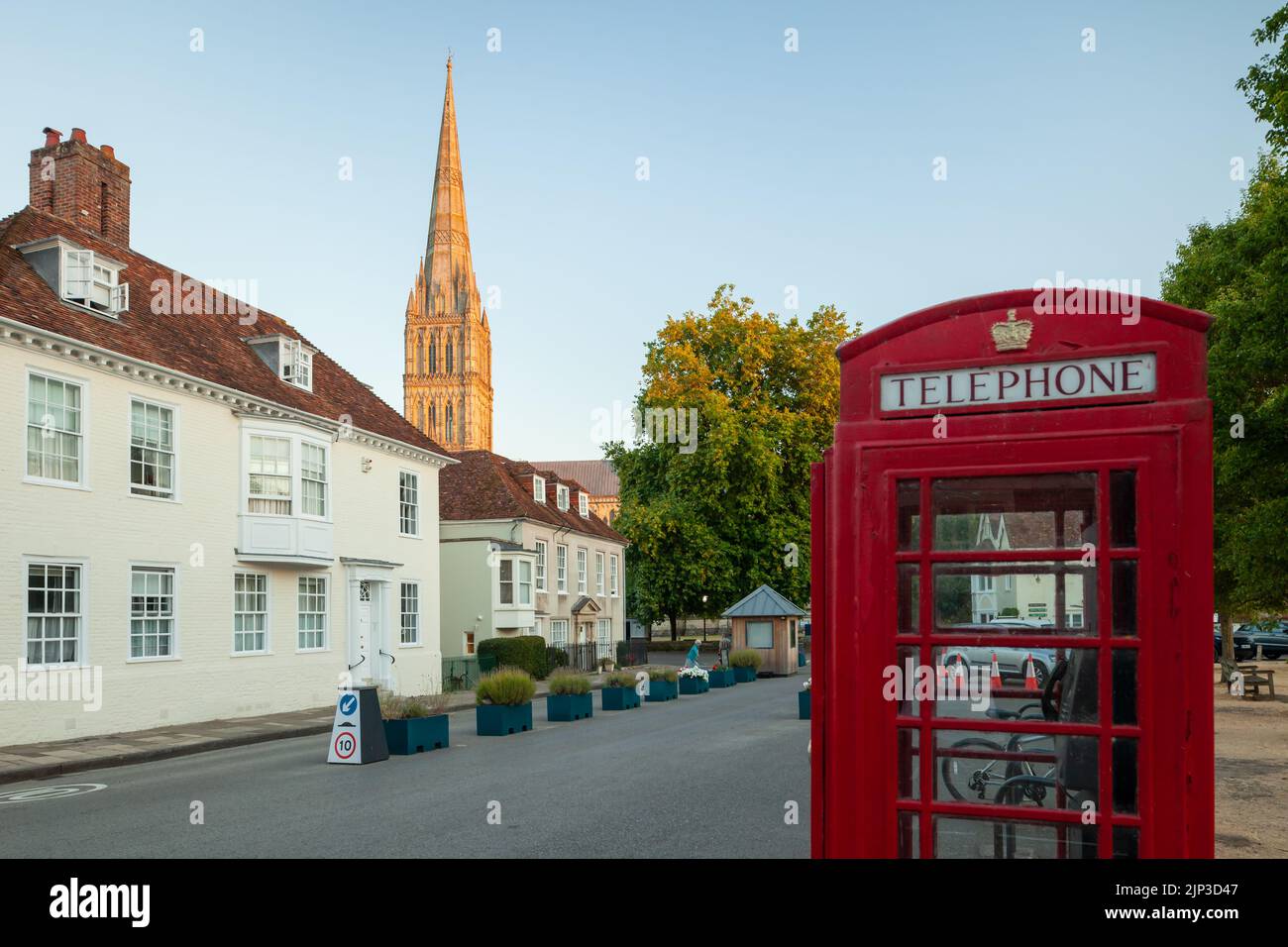 Telefono tradizionale inglese in Choristers Square a Salisbury, Wiltshire, Inghilterra. Foto Stock