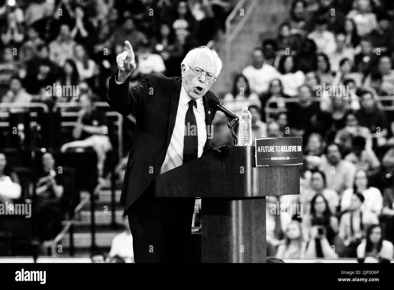 Un vecchio oratore che parla di fronte alla folla Foto Stock