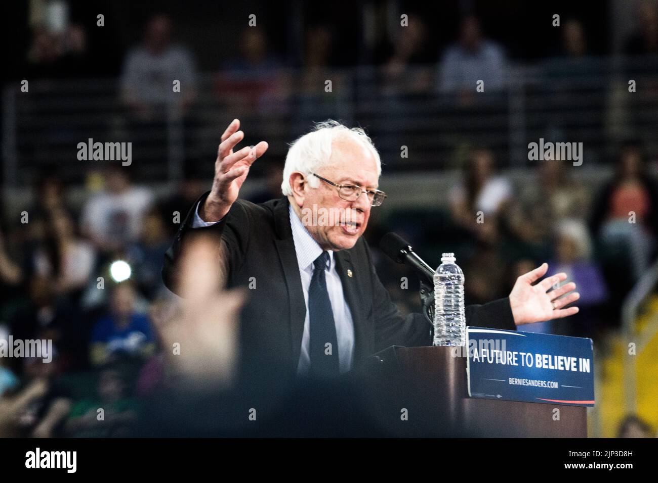 Un vecchio oratore che parla di fronte alla folla Foto Stock