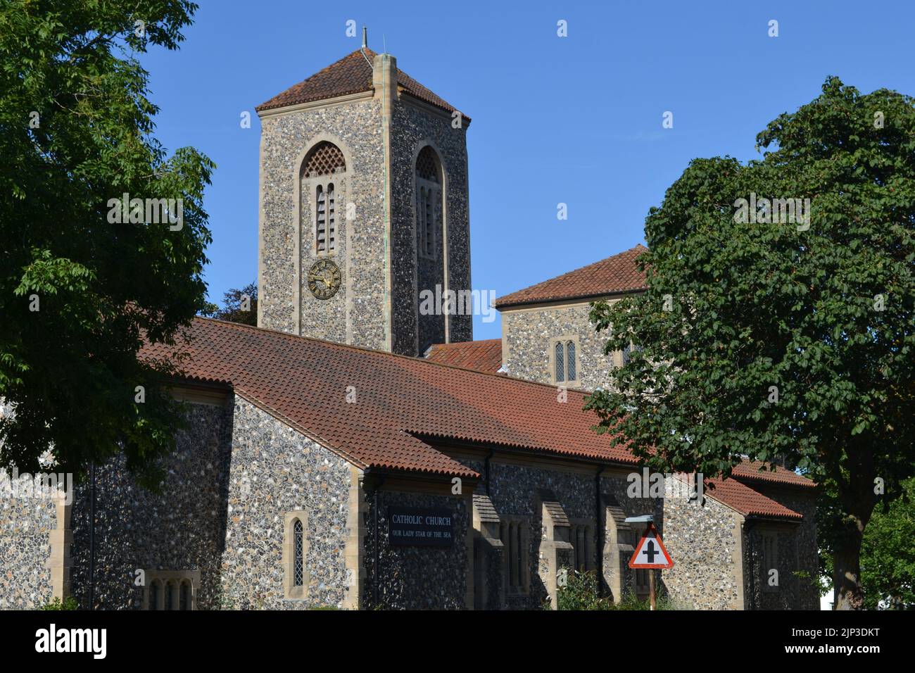 La Madonna Stella del Mare Chiesa Cattolica Romana su sfondo cielo blu Foto Stock