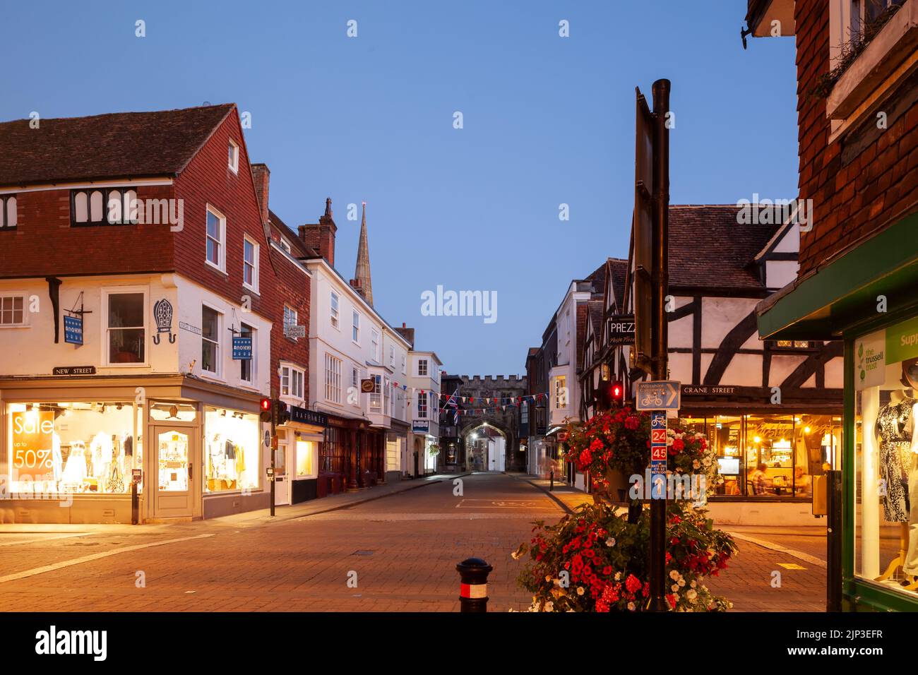 Serata estiva sulla High Street a Salisbury, Wiltshire, Inghilterra. Foto Stock