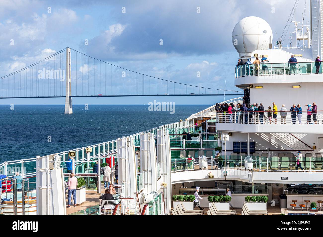 I passeggeri della nave da crociera P&o MV Britannia si allineano per vederla passare sotto il Ponte della cintura Grande (Storebæltsbroen) tra le isole della Zelanda Foto Stock