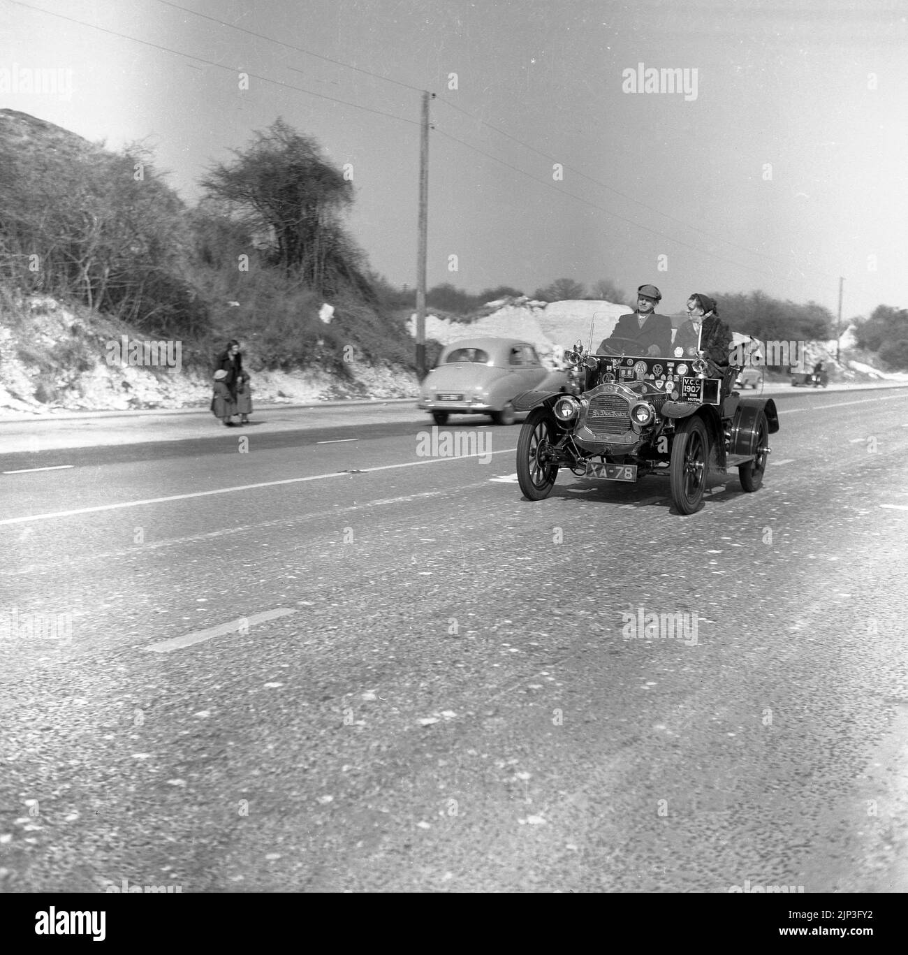 1960, storica, corsa di auto veterana, un'auto d'epoca, un francese fatto De Dion Bouton, con targa XA-78, sulla A23 Brighton Road, andando verso la costa Brighton, East Sussex, Inghilterra, Regno Unito. Fondata nel 1883, De Dion-Bouton è stata un'auto francese, che nel 1900 è stata la più grande casa automobilistica del mondo. Sebbene producesse motori tecnicamente avanzati, in effetti il De Dion Bouton è considerato il primo motore a combustione interna leggero ad alta velocità, l'azienda ha lottato dopo il WW1, finendo per essere defunta nel 1932. Foto Stock