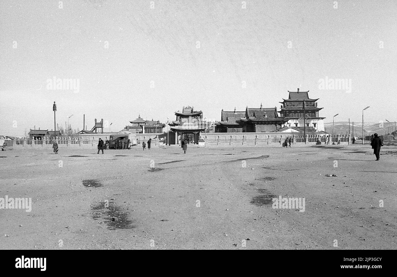 1960s, vista storica del Monastero di Gandan a Ulaanbaatar, Mongolia, Asia centrale. Il vecchio tempio buddista, il tempio di Janraiseg, si trova all'estrema destra della foto. Il Monastero fu fondato nel 1809, quando una scuola per lo studio del Buddismo superiore si separò dal Monastero di Bogd Gegenov e fu chiamato Gandan, in onore di Gaden, un monastero buddista tibetano. Foto Stock