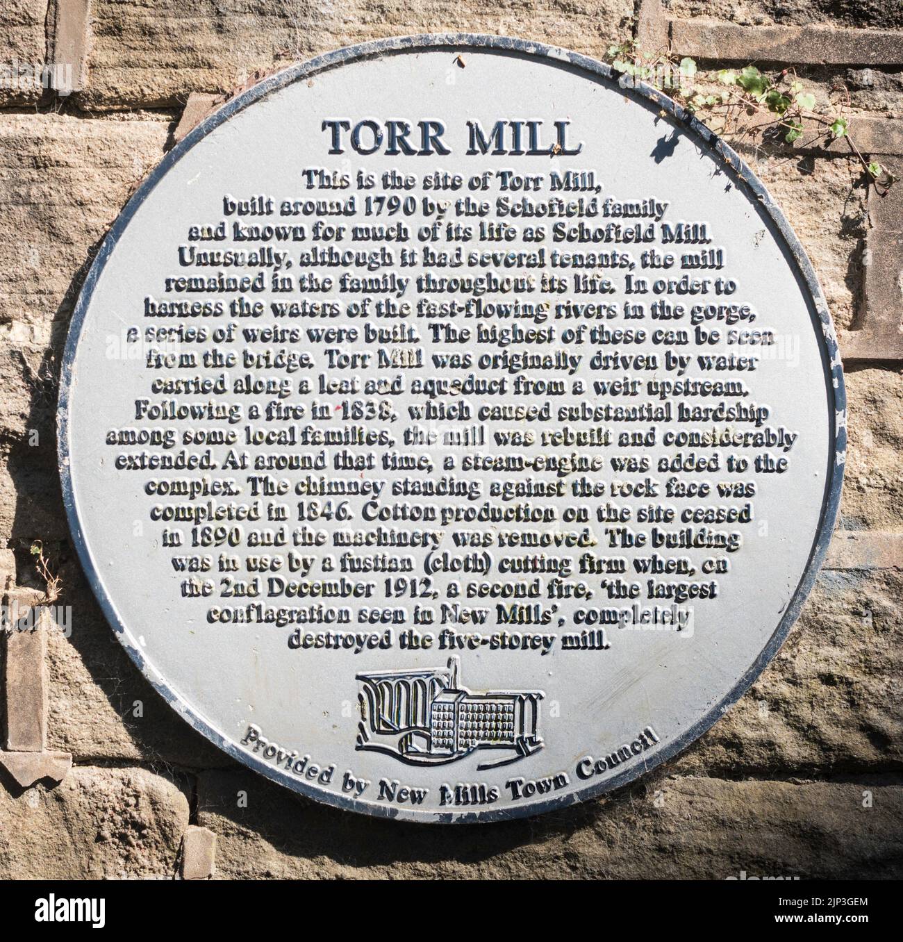 Una targa sul sito di Torr Mill o Schofield Mill a New Mills, Derbyshire, Inghilterra, Regno Unito Foto Stock