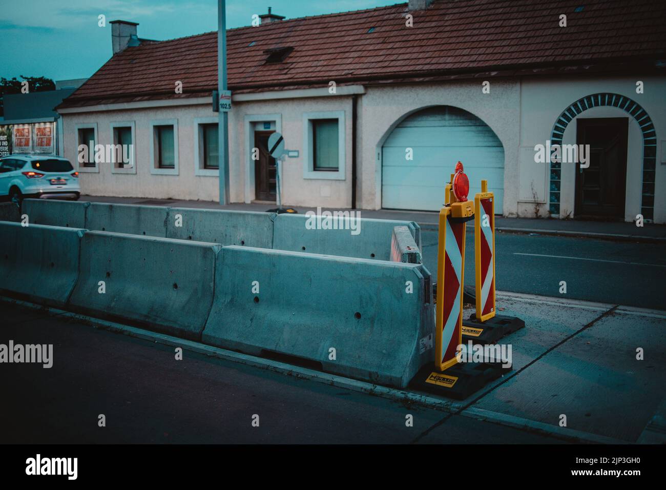I segnali di avvertimento rossi per un cantiere di costruzione a Vienna, Austria Foto Stock