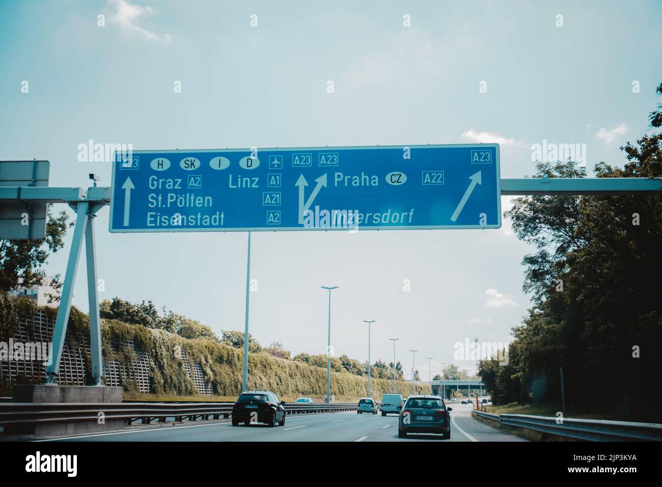 Un cartello stradale blu a Vienna, Austria, con indicazioni che indicano la strada per le città Foto Stock