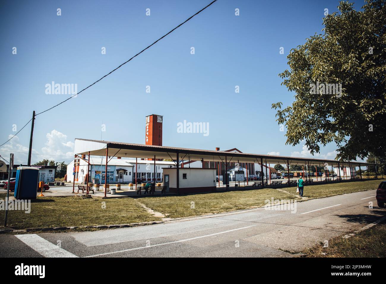 Una stazione degli autobus pubblici con un vecchio che cammina fino ad essa a Brcko, Bosnia-Erzegovina Foto Stock