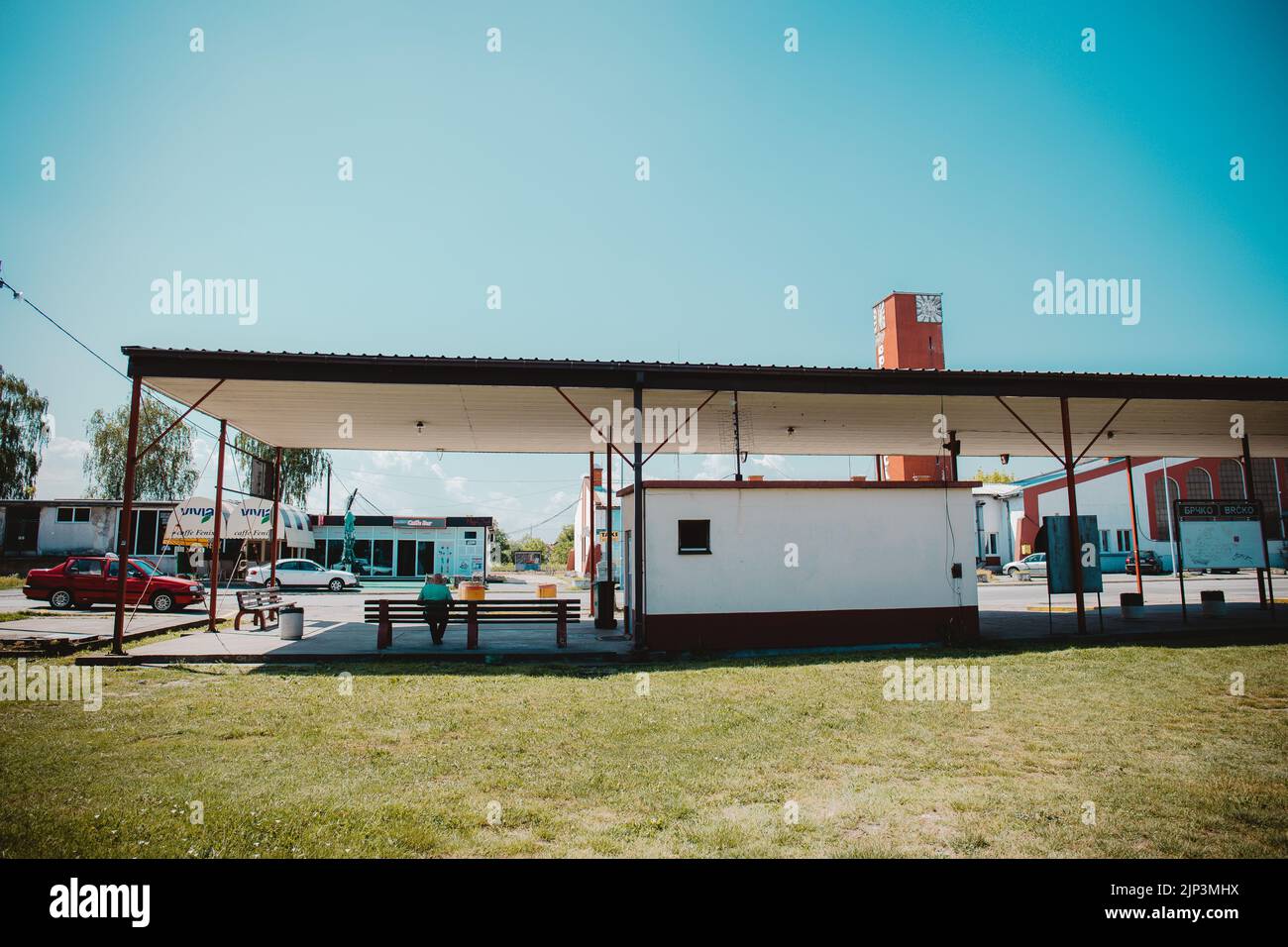 Una stazione degli autobus pubblici con un vecchio in attesa su una panchina a Brcko, Bosnia-Erzegovina Foto Stock