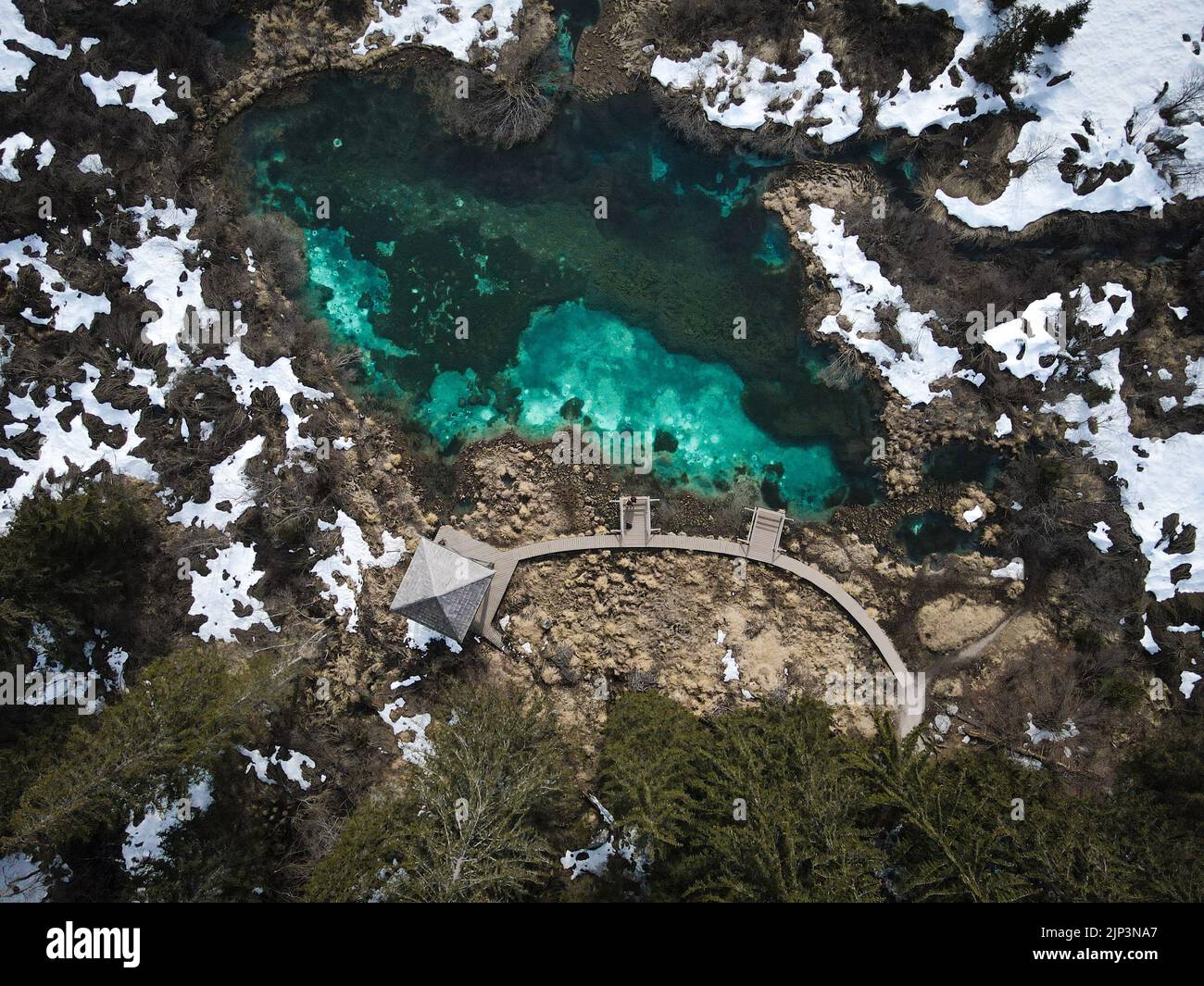 Vista dall'alto verso il basso dal parco naturale Zelenci Foto Stock