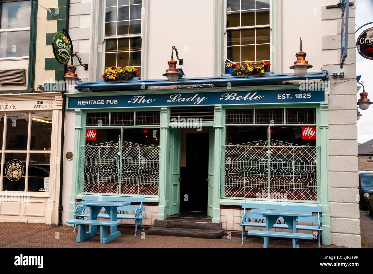 Il Lady Belle è il più antico pub della contea di Dungarvan, Waterford, Irlanda, e prende il nome da un piroscafo mercantile. Foto Stock